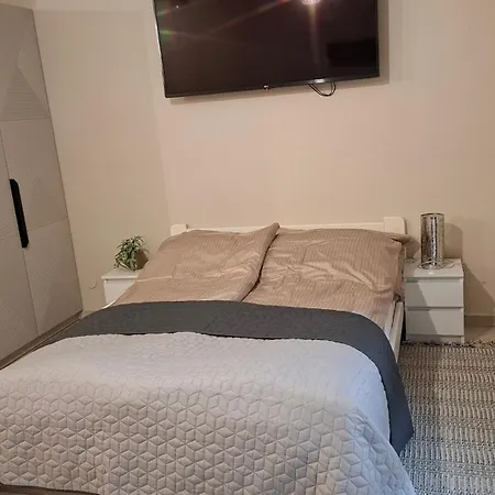 Lux Monika Z Tarasem I Garazem Rewal